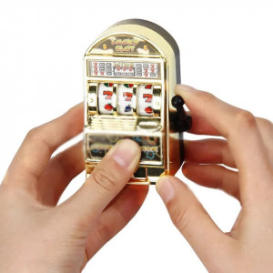 Breloc Lucky Slot Machine, Auriu, interactiv, maneta functionala, 6 cm x 4 cm - Img 4