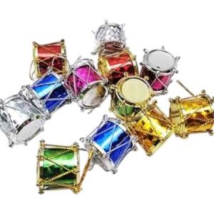 Set 9 globuri multicolore, pachet de ornamente de Crăciun în miniatură, sub formă de tobe colorate.