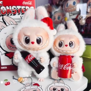 Jucarii plus copii Labubu Coca Cola Figurina The Monsters 20 cm - Img 2