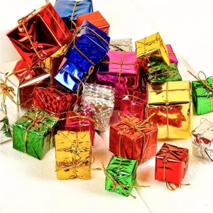 Set de 12 Ornamente Miniaturale Cadou Colorate din Folie, Design Laserat, Craciun, Multicolor - Img 2