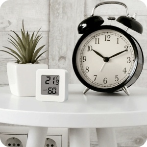 Termometru digital de camera cu higrometru, mini afisaj LCD temperatura si umiditate, indicator confort, pentru casa, birou si camera copil - Img 2