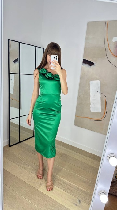 Rochie eleganta cu flori la decolteu, Pe corp, Verde smarald