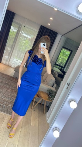 Rochie eleganta cu flori la decolteu, Pe corp, Albastra - Img 1