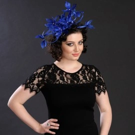 Bentita decorativa albastra, accesorizata cu bucle si pene. Fascinanta si feminina. - Img 2