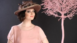 Pălărie damă elegantă, culoare bej-cupru, decorată cu flori, pene și petale