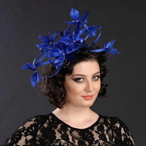 Bentita decorativa albastra, accesorizata cu bucle si pene. Fascinanta si feminina.