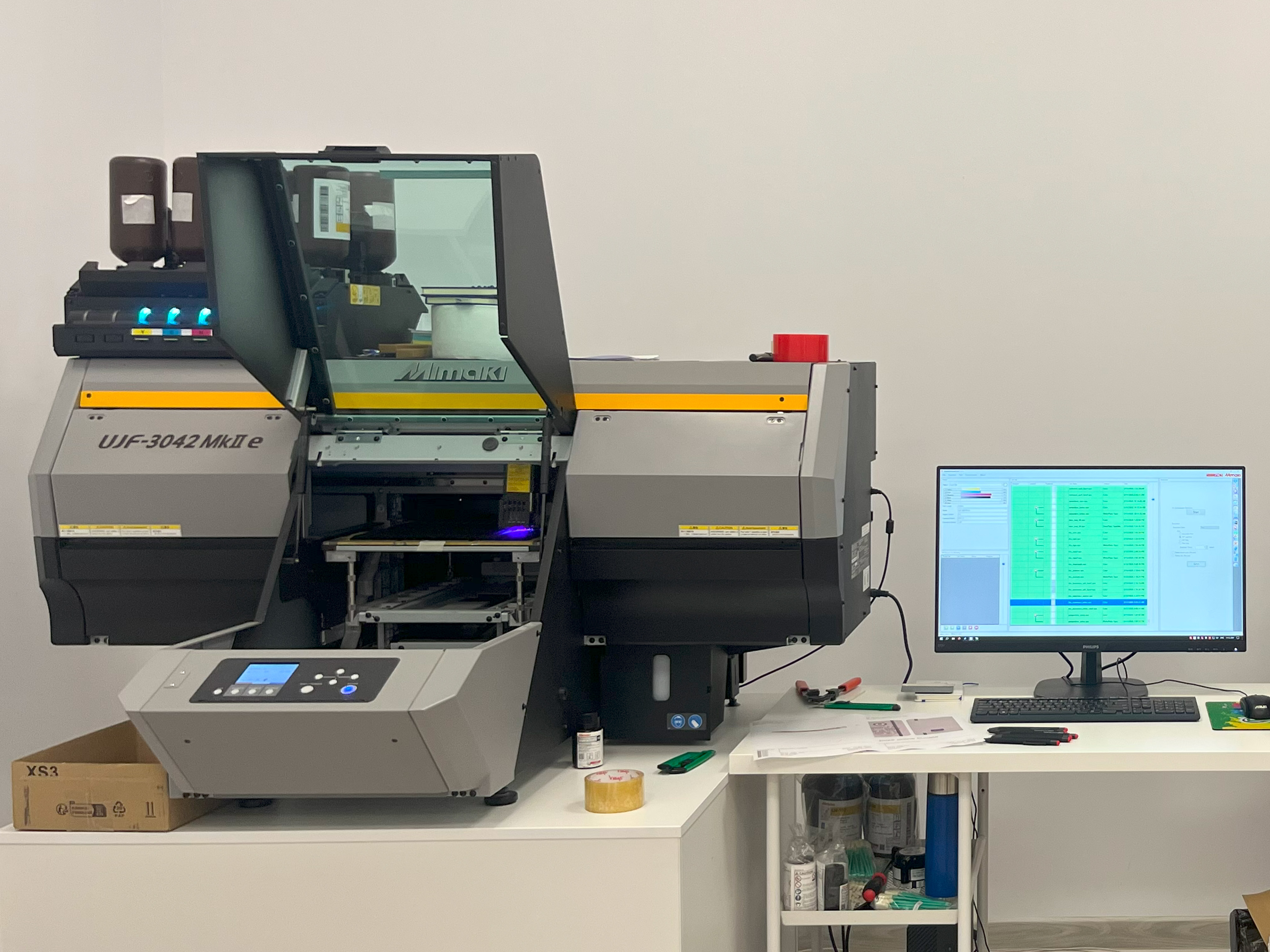 Avantajele printării UV comparativ cu alte metode de personalizare