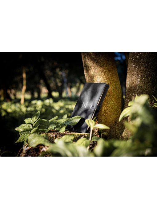 hi!™ EMERGE A5 FOLDER Mapa A5 din 300D poliester reciclat (100% rPET) cu încărcător wireless încorporat