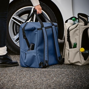 AO Dublin Cooler 28L rPET. Front pocket and two side pockets