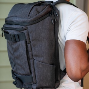 AO Rucsac Paso 20L din rPET. Bucle în partea de jos. Compatibil cu laptop de 17".