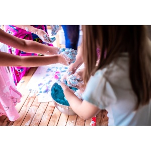 hi!™ Bath Bombs Kit V Joc educațional furnizat cu o pungă de cadou pliabilă 190T