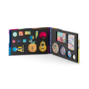 hi!™ PIN & DOMING SHOWCASE Mapa de insigne si doming 2 in 1