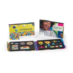 hi!™ PIN & DOMING SHOWCASE Mapa de insigne si doming 2 in 1