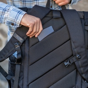AO Rucsac Coloma 28L rPET. Închidere tip roll-top. Potrivit pentru laptop de 17".