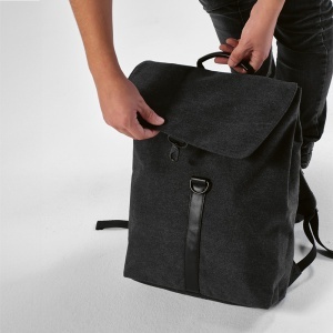 AO Rucsac Praga 25L din bumbac. Închidere cu cârlig. Potrivit pentru laptop de 17".