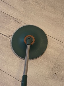 Set Mop Rotativ cu Galeata ZânaCasei Deluxe, Separa Apa Murdara de Cea Curata Consum Redus de apa si detergent, 2 rezerve - Img 9