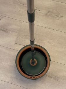Set Mop Rotativ cu Galeata ZânaCasei Deluxe, Separa Apa Murdara de Cea Curata Consum Redus de apa si detergent, 2 rezerve - Img 7