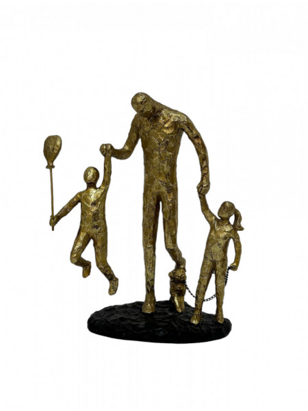 Statueta Moderna Aurie Tata Fericit Cu Doi Copii Si Un Catel 30 cm