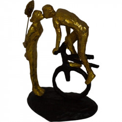 statueta aurie cu barbat pe bicicleta primul sarut gimina.ro