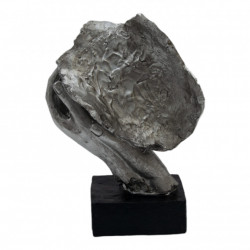 Statueta argintie pe stativ cubic negru
