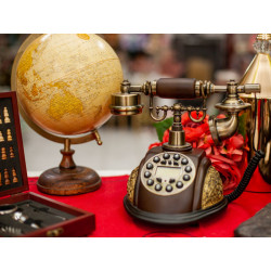 Telefon antic maro cu model in relief 