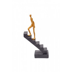 Statueta barbat auriu pe scara neagra 