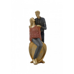 Statueta cuplu moderna colorata in blugi asezati pe o piatra aurie in forma de inima