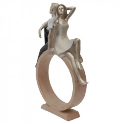 Statueta cuplu tanar sezand pe figurina cerc