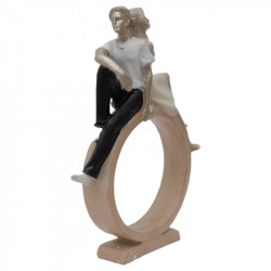 Statueta tineri indragostiti stau spate in spate pe cerc