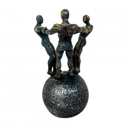 Statueta Moderna Echipa De Forta 3 Personaje Pe Glob negru si auriu