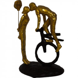 statueta aurie cu postament negru primul sarut gimina.ro