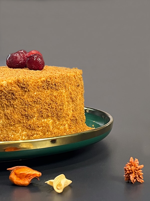 Tort Medovik cu vișine: desert rusesc reinventat fără gluten de Ana‑Maria Cheran