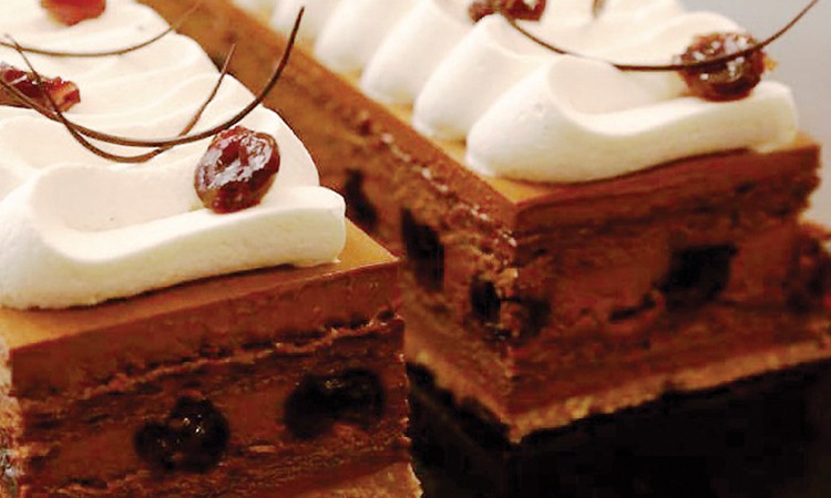 Rafinament în straturi: Prăjitură cu mousse de ciocolată și vișine by Chef Riccardo Magni