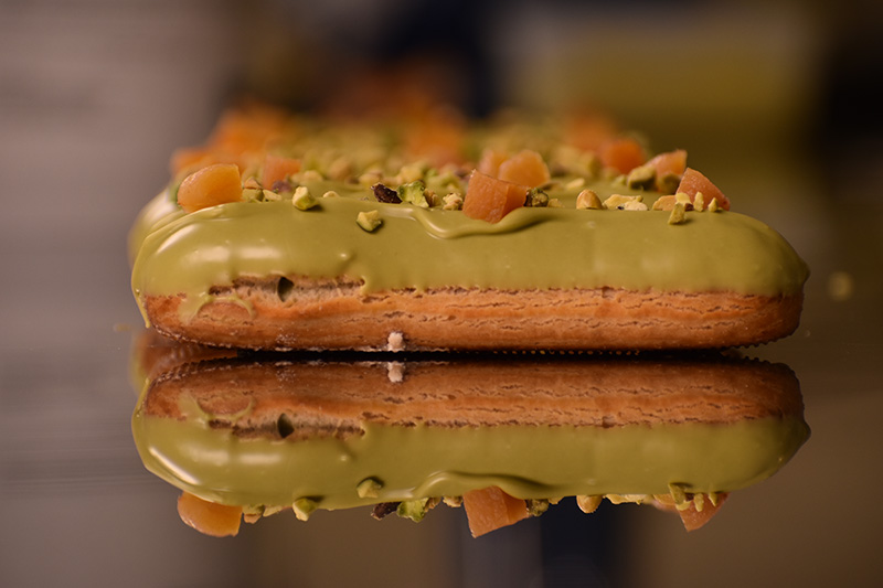 Ecler cu fistic si caise – Culoare, aromă și eleganță într-un singur desert  de Pastry Chef Robert Eisler