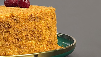 Tort Medovik cu vișine: desert rusesc reinventat fără gluten de Ana‑Maria Cheran