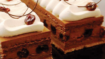 Rafinament în straturi: Prăjitură cu mousse de ciocolată și vișine by Chef Riccardo Magni