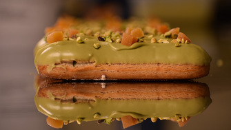 Ecler cu fistic si caise – Culoare, aromă și eleganță într-un singur desert  de Pastry Chef Robert Eisler