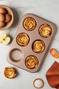 Perforált minimuffin-tepsi – 6 üreg, alsó átmérő: 6 cm, felső átmérő: 9 cm, magasság: 3 cm, tapadásmentes fém - Img 6