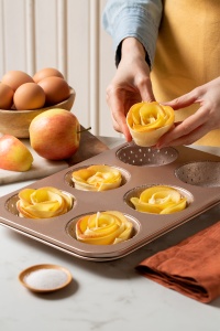 Perforált minimuffin-tepsi – 6 üreg, alsó átmérő: 6 cm, felső átmérő: 9 cm, magasság: 3 cm, tapadásmentes fém - Img 3