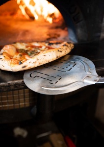 Kerek perforált pizzaforgató kanál 10-es modell, rozsdamentes acél, Ø 21 cm, nyél 150 cm barna színű - Img 2