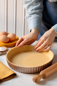 Perforált, hullámos szélű, kivehető aljú tortaforma, Ø 25 x H 4 cm, tapadásmentes fémből - Img 3