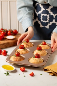 Perforált minimuffin-tepsi – 6 üreg, alsó átmérő: 6 cm, felső átmérő: 9 cm, magasság: 3 cm, tapadásmentes fém - Img 4