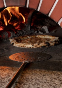 Kerek perforált pizzaforgató kanál, rozsdamentes acél, Ø 18 cm, nyél 150 cm Piros - Img 2