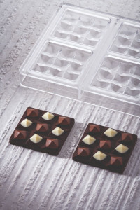 Chocolate bars 7 x 7 x H 1.4 cm - Polycarbonate mould Piramida Mini, 6 cavities - Img 2