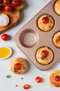 Perforált minimuffin-tepsi – 6 üreg, alsó átmérő: 6 cm, felső átmérő: 9 cm, magasság: 3 cm, tapadásmentes fém - Img 5
