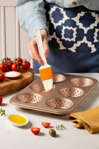 Perforált minimuffin-tepsi – 6 üreg, alsó átmérő: 6 cm, felső átmérő: 9 cm, magasság: 3 cm, tapadásmentes fém - Img 2
