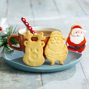 Plastic Christmas Cutters - Santa Claus and Reindeer Head, R 7 - 8 x H 2.2 cm, 2 pcs - Img 2
