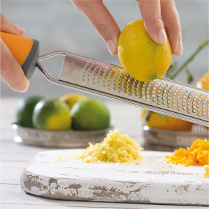 Stainless steel razor with narrow blade and orange non-slip handle, 39 x 3.6 cm - Img 2