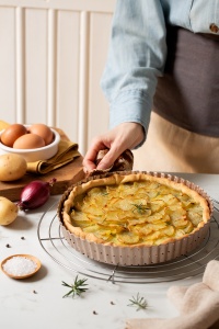 Perforált, hullámos szélű, kivehető aljú tortaforma, Ø 25 x H 4 cm, tapadásmentes fémből - Img 5