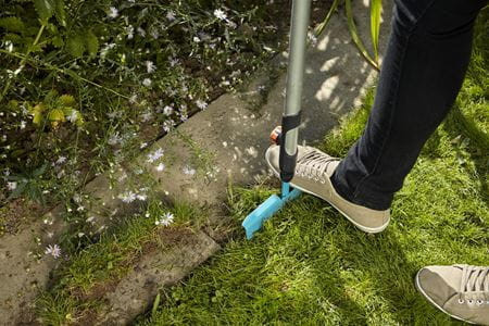 Opsecanje ivica travnjaka pomoću trimera za ivice travnjaka Combisystem GARDENA